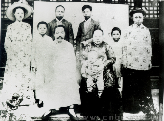 1913年，茅以升先生在南京與家人合影（后排右一為茅以升）