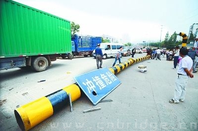 貨車(chē)上線撞高架