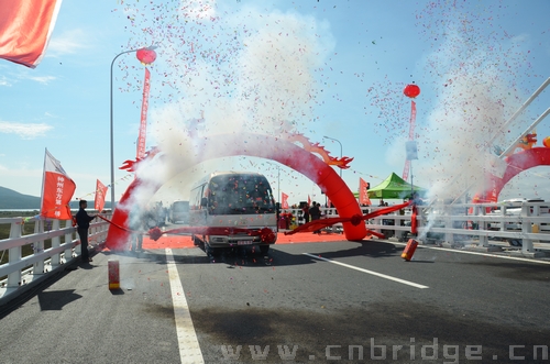 黑瞎子島烏蘇大橋順利建成通車