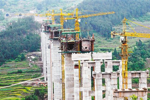 4月10日,正在建設(shè)中的豐都至忠縣高速公路豐都段控制性工程—石梁子特大橋。該大橋2012年開(kāi)工,目前總體工程已完成過(guò)半。預(yù)計(jì)明年中期,豐忠高速路將建成投用。