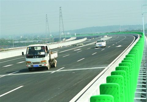 車輛行駛在肇花高速三水段上。目前，三水已有肇花、西二環(huán)、二廣、廣肇等多條高速公路通車，廣佛肇高速通車后，三水交通區(qū)位優(yōu)勢將更加明顯。