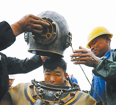 5月2日，冒著蒙蒙細(xì)雨，郝晉新帶領(lǐng)著創(chuàng)新工作室的成員們，對(duì)淮南孔李淮河大橋工程施工中關(guān)于采空區(qū)橋墩固定的攻關(guān)課題進(jìn)行最后一次現(xiàn)場(chǎng)數(shù)據(jù)核查。