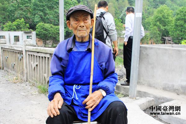 96歲的樂山雙橋村村民王國升參與了樂西公路五洞橋的修建。（中國臺灣網(wǎng) 宣玲玲 攝）