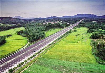 新建成通車的屯瓊高速公路猶如一條彩帶，飄逸在中部地區(qū)的青山綠水間。顯煌