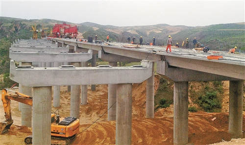 6月9日，神米佳高速公路神佳段禿尾河特大橋建設(shè)現(xiàn)常