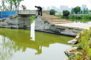 歷經(jīng)半年多，金價古橋已落戶新家，搬到了附近的漁金公園。寧波近年來遷建了多座古橋，包括張斌橋、古洞橋、五龍橋等。記者 龔國榮