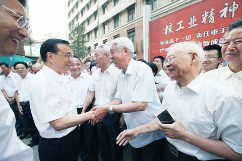 李克強15日考察中國核電工程公司時，老中青三代核電人爭相向總理表示一定把“華龍一號”打造成世界一流核電品牌。圖片來自中國政府網(wǎng)