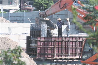 正在緊張建設(shè)中的三亞榕根大橋。孫清攝