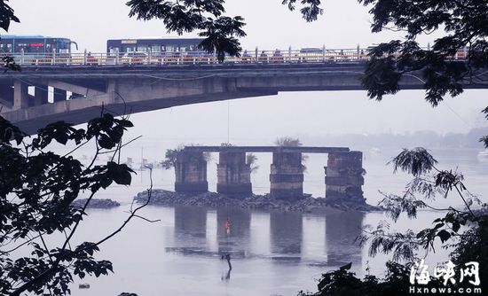 由從宋代浮橋、明代石橋到現(xiàn)如今全國最美斷橋，福州閩江上的洪山古橋已歷經(jīng)千余年。宋代理學(xué)大家朱熹曾十多次來到福州，也都是經(jīng)過當(dāng)年的浮橋進(jìn)城。