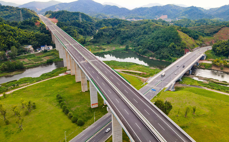 萍蓮高速公路地形地貌復(fù)雜，區(qū)域高差懸殊，橋梁隧道比率高達(dá)到43.2%，全線共建有隧道5座。（央廣網(wǎng)發(fā) 文怡 攝）